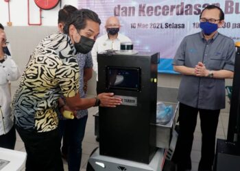 KHAIRY Jamaluddin meletakkan nama Badang Tambun di sebuah robot pada Pelancaran Aplikasi Robotik dan Kecerdasan Buatan di Pasar Ayam Amanjaya, Ipoh hari ini.  - UTUSAN/ZULFACHRI ZULKIFLI