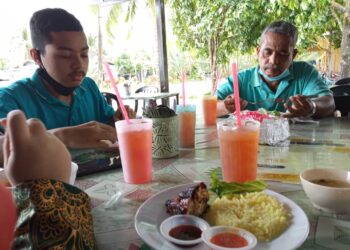 SEBAHAGIAN pelanggan berpuas hati dengan teo o ais berharga 50 sen di Zuha Cafe House di Kampung Serdang Muda, Bachok, hari ini. -UTUSAN/TOREK SULONG