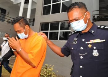 MOHD. Hanafi Patahur Rahim didakwa membunuh isterinya di Mahkamah Majistret serta mengaku salah memiliki senapang di Mahkamah Sesyen di Kota Tinggi, Johor. -UTUSAN/RAJA JAAFAR ALI