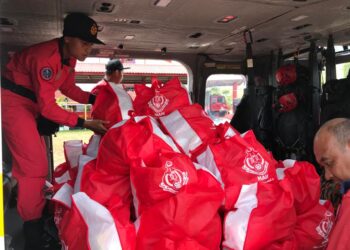 DUA helikopter Unit Udara JBPM digunakan untuk menghantar bekalan makanan di pos pedalaman Orang Asli, Gua Musang, Kelantan, hari ini. -UTUSAN/ AIMUNI TUAN LAH