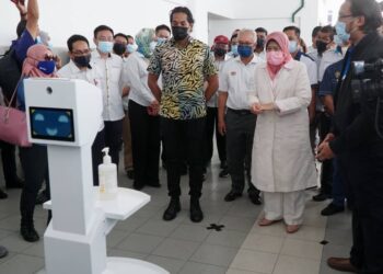 ZURAIDA Kamaruddin (kanan) dan Khairy Jamaluddin (tengah) melihat robot mengurus sisa pada Pelancaran Aplikasi Robotik dan Kecerdasan Buatan di Pasar Ayam Amanjaya, Ipoh hari ini. - UTUSAN/ZULFACHRI ZULKIFLI