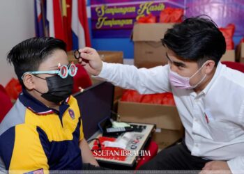 SALAH seorang murid menjalani pemeriksaan sebelum menerima sumbangan cermin mata daripada YSIJ dengan kerjasama Season Optical di Johor Bahru, Johor.