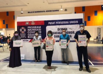 SEBAHAGIAN doktor pakar di Hospital Pakar KPJ Puteri yang telah menerima suntikan vaksin Covid-19 menerusi Program Imunisasi Covid-19 Kebangsaan di Taman Adda, Johor Bahru, Johor.