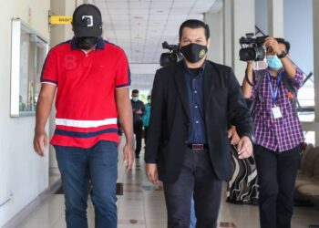 MOHAMAD Jeffry Mohd. Zin (kiri) dibawa ke Mahkamah Sesyen Seremban atas tuduhan menerima suapan berjumlah RM3,950 bagi melepaskan warga asing negara China daripada sebarang tindakan, dua tahun lalu.-UTUSAN/MUHAMMAD IZZAT TERMIZIE.