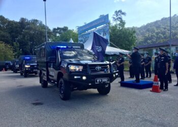 ABD. Jalil Hassan (tengah) melepaskan kenderaan pasukan jenis Hilux GS Kargo bagi setiap daerah di Kompleks Logistik Polis Diraja Malaysia (PDRM) Alor Akar di Kuantan, Pahang. - UTUSAN/DIANA SURYA ABD WAHAB