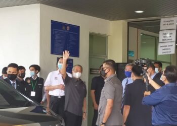 MUHYIDDIN Yassin tiba di Klinik Kesihatan Presint 18, Putrajaya untuk menerima dos kedua vaksin Covid-19. - UTUSAN/FAISOL MUSTAFA