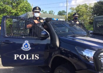 ABD. Jalil Hassan (kiri) bersama Timbalan Ketua Polis negeri, Datuk Mohd. Yusri Hassan Basri (kanan) menunjukkan kenderaan jenis Hilux GS Kargo dalam majlis penyerahan kenderaan Pasukan di Kompleks Logistik Polis Diraja Malaysia (PDRM) Alor Akar di Kuantan, Pahang. - UTUSAN/DIANA SURYA ABD. WAHAB