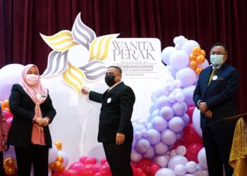 SAARANI Mohamad (tengah) meletakkan logo ketika merasmikan pelancaran Logo Wanita Perak di Bangunan Perak Darul Ridzuan di Ipoh. - UTUSAN/ZULFACHRI ZULKIFLI