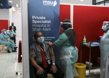 SERAMAI 450 pegawai perubatan MSUMC akan menerima vaksin Covid-19 dalam fasa pertama PICK, bermula hari ini sehingga Ahad ini.