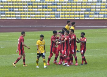 PEMAIN Negeri Sembilan FC meraikan jaringan pertama dalam perlawanan Liga Perdana menentang Perak FC II di Stadium Perak, Ipoh hari ini. - UTUSAN/ZULFACHRI ZULKIFLI