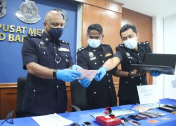 A. ANBALAGAN menunjukkan antara barang yang dirampas daripada sindiket yang menyamar sebagai anggota polis untuk melakukan peras ugut dalam sidang akhbar di ibu pejabat polis daerah Barat Daya, Balik Pulau, Pulau Pinang hari ini. -UTUSAN/MUHAMMAD FIRDAUS AMRAN