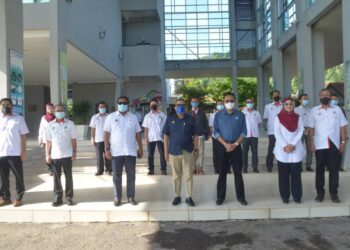 MENTERI Pembangunan Luar Bandar, Datuk Dr. Abdul Latiff Ahmad (tengah) bergambar dengan kakitangan UCAM semasa melawat kolej universti itu, Isnin lalu.