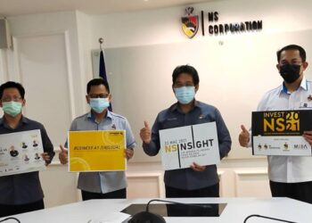 MOHAMAD Rafie Ab Malek (dua, dari kanan) pada sidang akhbar Webinar Pelaburan di NS Corporation, Menara MAINS, Seremban hari ini.-UTUSAN/NOR SHAFAWATI YUP