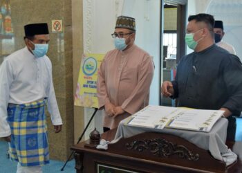 TUANKU Syed Faizuddin (kanan) pada program hijrah minda MAIPs bilangan ke-10 tahun 2021 di Masjid Terapung Al-Hussain Kuala Perlis hari ini.