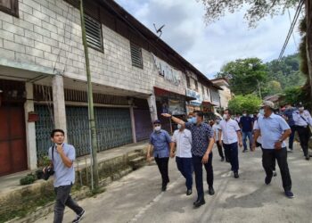 MOHD. Shahar Abdullah (tengah) melawat bangunan lama di pekan Sungai Lembing, di Kuantan, Pahang. - UTUSAN/NIK NAIZI HUSIN