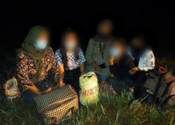 ANTARA wanita warga Indonesia yang ditahan Batalion 5 PGA ketika baru tiba di kawasan Sungai Penerok, Pontian, Johor. -IHSAN/PGA