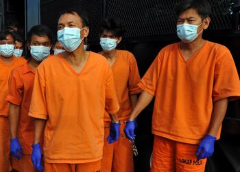 WARGANEGARA Singapura, Seah Tien Lye (kanan) dan warga Myanmar, Myint Aung (kiri) didakwa atas tuduhan terlibat dalam penyeludupan rokok terbesar dalam sebuah kapal kargo di Mahkamah Majistret di Pontian, Johor. - UTUSAN/RAJA JAAFAR ALI
