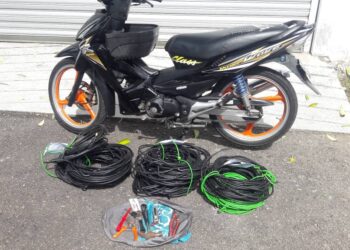 KABEL elektrik yang dicuri dua lelaki sebelum mereka dicekup polis ketika menaiki motosikal dalam keadaan mencurigakan di Taman Megah Ria, Masai, Johor.