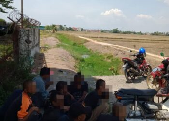 ANTARA individu yang ditahan dalam Ops Sarang di lokasi yang sering dijadikan 'port' dadah di Permatang Tok Jaya, Butterworth, Pulau Pinang semalam. -IHSAN POLIS