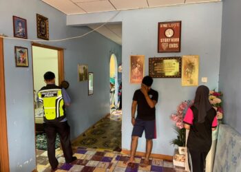 PASANGAN remaja yang dicekup khalwat dalam serbuan JHEAIK di sebuah rumah sewa di Jalan Datuk Kumbar, Alor Setar, hari ini.