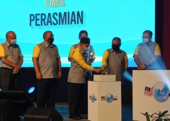 TUAN Ibrahim Tuan Man (tengah) bersama Saarani Mohamad (dua dari kanan) menekan tombol sebagai simbolik merasmikan  Sambutan Hari Air Sedunia Peringkat negeri Perak 2021 di Hotel Casuarina di Ipoh hari ini. - UTUSAN/ZAKI SALLEH