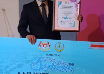 ISMAIL Mohd. Zain bersama sijil penghargaan dan cek yang diterimanya  setelah menerima Anugerah Ikon Sungai Perak 2021 pada Sambutan Hari Air Peringkat negeri di Hotel Casuarina di Ipoh hari ini. - UTUSAN/ZAKI SALLEH