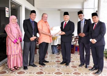 SULTAN Ibrahim Sultan Iskandar menerima mengadap Jawatankuasa Interim PABJ yang dketuai Mohsen Hasbollah (tiga dari kanan) di Pejabat Mados, Istana Bukit Pelangi, Johor Bahru, Johor.