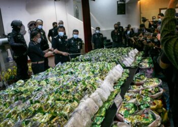 ABDUL Hamid Bador melihat dadah yang dirampas selepas sidang akhbar di Ibu Pejabat Polis Kontinjen Selangor di sini hari ini.