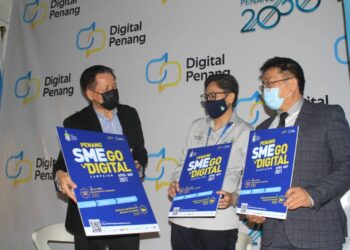 WELL Kam (kanan) bersama Tony Yeoh (kiri) melancarkan kempen Penang SME GO Digital di Bangunan Wisma Yeap Chor Ee, Georgetown pada hari ini. UTUSAN/ MOHAMMAD FIRDAUS AMRAN