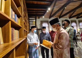 AL-SULTAN Abdullah Ri'ayatuddin Al Mustafa Billah Shah sedang meneliti koleksi buku buku sejarah yang terdapat di khutub khanah di Raja, Kuantan hari ini.
UTUSAN/NIK NAIZI HUSIN