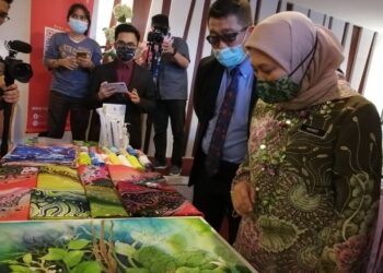 NANCY Shukri ditemani Pengerusi Jawatankuasa Pelancongan, Kebudayaan dan Warisan negeri, Datuk Muhammad Jailani Khamis mengunjungi pameran kraf di Hotel MITC, Ayer Keroh, Melaka. - UTUSAN/DIYANATUL ATIQAH ZAKARYA