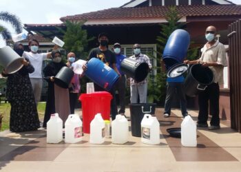 BEBERAPA penduduk menunjukkan tong dan bekas simpanan air yang kosong apabila SADA gagal menghantar bekalan air di Harvard Suasana Resort, Bedong, Sungai Petani hari ini.-UTUSAN/ OTHMAN YAHAYA