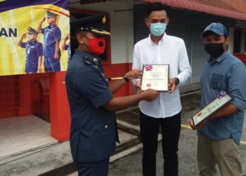 SHAZLEN  Mohd. Hanafiah (kiri) bersama wira awam, Muhammad Aiman Hafizi Shamsuddin (tengah) dan Yusri Yahya, bersama sijil penghargaan masing-masing di Balai Bomba Seri Manjung hari ini. - UTUSAN/SHAMSUL KAMAL AMARUDIN