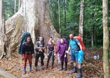 MURIM Stapo (berdiri kiri) sebagai 'porter' dan rakan pemandu pelancong, Afzal Abdul Aziz (dua dari kiri) bersama pelancong dari negara Romania ketika mendaki Gunung Tahan dua tahun lalu di Taman Negara Kuala Tahan, Jerantut. 