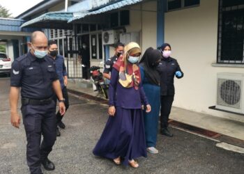 DUA wanita bawa ke Mahkamah Sesyen Kuala Pilah hari ini atas tuduhan memperdaya Koperasi YaPEIM dengan melaksanakan pajak gadai tiga set barangan kemas yang sebenarnya palsu pada tahun lalu.-UTUSAN/NOR AINNA HAMZAH.