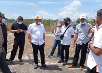 RASMAN Ithnain (empat dari kiri) ketika mengadakan lawatan tapak projek rintis Pasak, Wilayah Johor Bahru di bekas tapak kilang Felda Pasak, Kota Tinggi, Johor. - UTUSAN/ MASTURAH SURADI