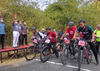 MOHD. Suhaimi Abdullah (dua dari kiri) bersama Hezri Adnan (kiri) melancarkan trek berbasikal di Kuala Sungai Melaka, Langkawi, hari ini. -UTUSAN/NUR AMALINA AZMAN