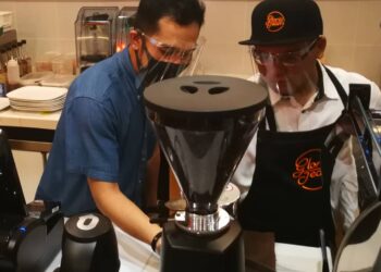 AMIRUDIN (kanan) sedang melakukan gimik perasmian dengan menjadi Barista di Kafe Gloria Jeans di Bangunan Sultan Salahuddin Abdul Aziz Shah Shah Alam Selangor hari ini. UTUSAN/ABDUL RAZAK IDRIS