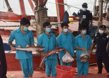 SEBAHAGIAN daripada 19 nelayan Vietnam yang ditahan Maritim Malaysia kerana menceroboh perairan dan mencuri hasil laut negara semalam.-UTUSAN/TOREK SULONG