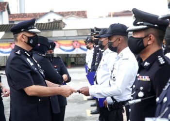 MIOR Faridalathrash Wahid menyampaikan Surat Penghargaan Ketua Polis Negara kepada anggota polis trafik IPD Taiping pada Sambutan Peringatan Hari Polis Ke-214 di IPK Perak di Ipoh hari ini. - UTUSAN/ZULFACHRI ZULKIFLI