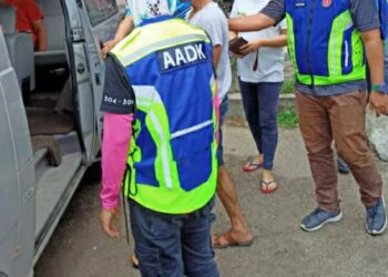 SALAH seorang penagih dadah wanita yang ditahan dalam Ops Aduan oleh AADK Kuala Muda di Sungai Petani, Kedah, semalam.