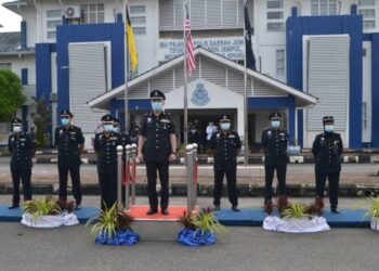 HOO Chang Hook (tengah) dan warga IPD Jempol di Majlis Sambutan Peringatan Hari Polis ke-214 peringkat IPD Jempol, di sini hari ini.- UTUSAN/NOR AINNA HAMZAH.