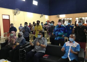 SHAFIE Abas duduk (kanan) bersama penghulu dan Pengerusi JPKKOA Jakoa Negeri Kelantan yang mengikuti Program Taklimat Vaksinasi Covid-19 di Dewan Orang Ramai Jubli Perak, Kuala Betis, Gua Musang, Kelantan hari ini. -UTUSAN/ AIMUNI TUAN LAH