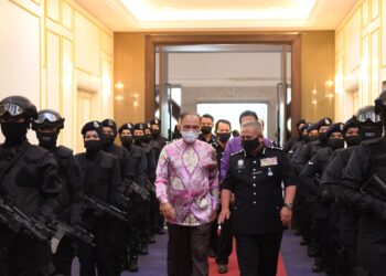 WAN Rosdy Wan Ismail (tengah, kiri) hadir pada Sambutan Peringatan Hari Polis Ke-214 Tahun 2021 yang diadakan di Dewan Jubli Perak, Sultan Haji Ahmad Shah di Kuantan, Pahang hari ini.