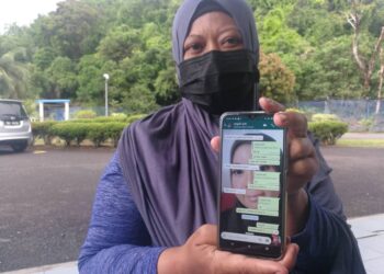 AZIAM Ezawatie Fauzi menunjukkan perbualan terakhir menerusi aplikasi WhatsApp dengan anaknya, Mohamad Zulkarnain Mohamat Nor sebelum mangsa dilaporkan hilang bersama lima pemancing lain di perairan Kemaman. -UTUSAN/NIK NUR IZZATUL HAZWANI NIK ADNAN