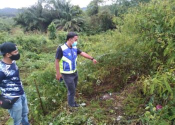 SEORANG anggota polis menunjukkan kawasan belukar yang merupakan tempat penemuan Che Som yang dilaporkan hilang dari rumahya di Taman Desa Permai Repah, Tampin sejak 20 Mac lalu.