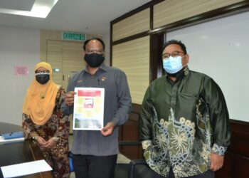 S.Veerapan (tengah) menunjukkan dokumen berkaitan cadangan pembinaan loji insinerator dan pemerolehan kembali buangan terjadual yang terletak di Bandar Seri Sendayan, dalam sidang akhbar di Wisma Negeri, Seremban hari ini.-UTUSAN/ZAKKINA WATI AHMAD TARMIZI.