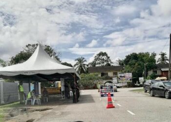 KAWALAN dan sekatan di laluan masuk perumahan Taman Guru, Kuantan oleh pihak berkuasa dalam usaha mengawal penularan jangkitan Covid-19 di sini hari ini. UTUSAN/ DIANA SURYA ABD WAHAB