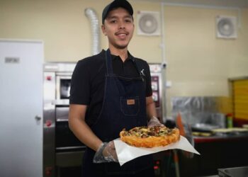 MOHAMAD Amirul Hakim Mohd. Sanusi kini pengusaha AbePizza di Pasir Puteh, Kelantan.-UTUSAN/ TOREK SULONG