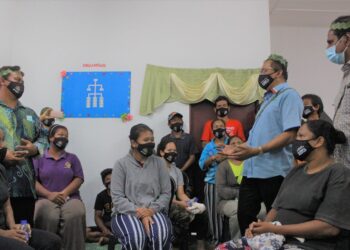 MOHD. Salim Mohd. Sharif mengadakan pertemuan dengan penduduk di Kampung Orang Asli Jeram Padang, Jempol bagi mendapatkan maklum balas berhubung isu pertindihan tanah melibatkan penduduk di situ dengan sebuah syarikat pemaju hartanah. - UTUSAN/MUHAMMAD IZZAT TERMIZIE